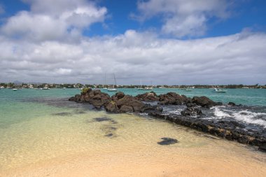 Muhteşem La Cuvette Sahili, yoğun Grand Bay kasabasının merkezinde, kristal berrak su ve güzel mavi tonlarıyla rahatlamak isteyen Mauritius için mükemmel bir tatil yeri.