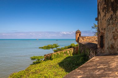 Puerto Plata şehrini korsanlardan korumak için kullanılan tarihi bir İspanyol kalesi olan Fortaleza de San Filipe limanı yakınlarındaki bir tepede yer almaktadır.