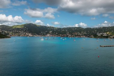 Derin Harbor manzaralı derin su renkleriyle, St. Thomas, ABD Virgin Adaları 'ndaki Charlotte Amalie' ye varırken, Sunrise 'da çekim yapıldı.