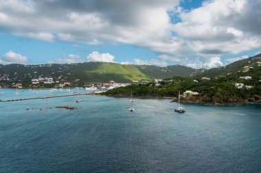 Derin Harbor manzaralı derin su renkleriyle, St. Thomas, ABD Virgin Adaları 'ndaki Charlotte Amalie' ye varırken, Sunrise 'da çekim yapıldı.