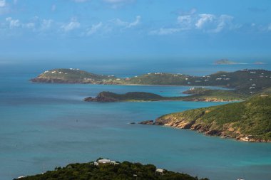 St. Thomas Limanı da dahil olmak üzere Karayipler 'in en iyi manzarası olarak kabul edilen Cennet Noktası Gözcüsü St Thomas' ta yapılan teşhir, açık bir günde ABD Virjin Adaları 'ndaki St. Croix ve Porto Riko' yu görmek mümkün.