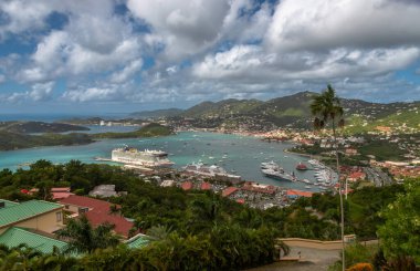 St. Thomas Limanı da dahil olmak üzere Karayipler 'in en iyi manzarası olarak kabul edilen Cennet Noktası Gözcüsü St Thomas' ta yapılan teşhir, açık bir günde ABD Virjin Adaları 'ndaki St. Croix ve Porto Riko' yu görmek mümkün.