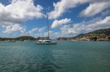 Deniz manzarası güzel olan St. Thomas USVI 'nin başkenti Charlotte Amalie' de bulunan Waterfront Otoyolu 'nda çekim yapıldı.
