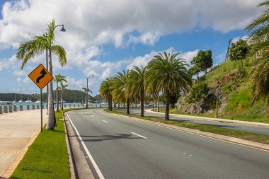 Deniz manzarası güzel olan St. Thomas USVI 'nin başkenti Charlotte Amalie' de bulunan Waterfront Otoyolu 'nda çekim yapıldı.
