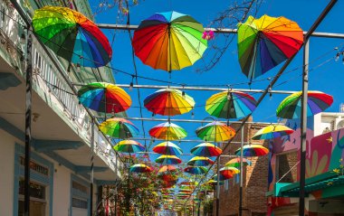 Puerto Plata, Dominik Cumhuriyeti 'nde turistik etkinliklerle dolu ünlü Şemsiye Sokağı' nda sergileniyor..