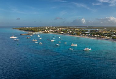 Şafak vakti Grand Turk 'e Gezi Gemisi ile varırken Vali' nin Sahili 'nin muhteşem su renkleri, Turks ve Caicos manzarasıyla teşhir edildi.