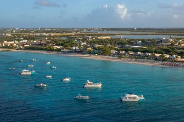 Şafak vakti Grand Turk 'e Gezi Gemisi ile varırken Vali' nin Sahili 'nin muhteşem su renkleri, Turks ve Caicos manzarasıyla teşhir edildi.