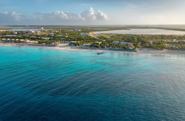 Şafak vakti Grand Turk 'e Gezi Gemisi ile varırken Vali' nin Sahili 'nin muhteşem su renkleri, Turks ve Caicos manzarasıyla teşhir edildi.