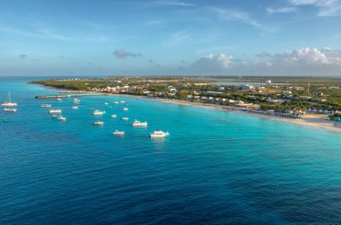 Şafak vakti Grand Turk 'e Gezi Gemisi ile varırken Vali' nin Sahili 'nin muhteşem su renkleri, Turks ve Caicos manzarasıyla teşhir edildi.