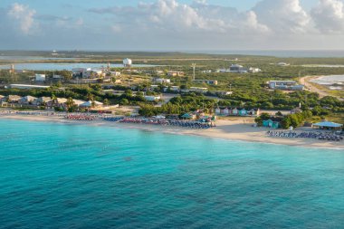 Şafak vakti Grand Turk 'e Gezi Gemisi ile varırken Vali' nin Sahili 'nin muhteşem su renkleri, Turks ve Caicos manzarasıyla teşhir edildi.