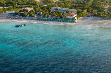 Şafak vakti Grand Turk 'e Gezi Gemisi ile varırken Vali' nin Sahili 'nin muhteşem su renkleri, Turks ve Caicos manzarasıyla teşhir edildi.
