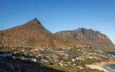 Kamp Körfezi, Cape Town, Güney Afrika 'daki Masa Dağı kompleksinin bir parçası olan On İki Havarinin teşhisi
