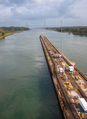 Atlantik Okyanusu 'ndan gelen Gatun Kilitleri' ne maruz kalmışlar. Gatun kilitleri kanalın kuzeyindedir ve iki şerit ve üç kilit odalarından oluşur..