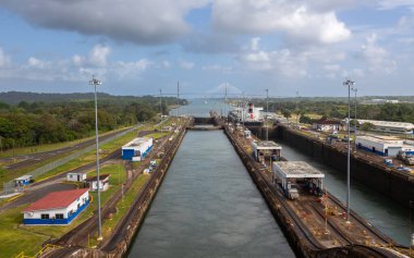 Atlantik Okyanusu 'ndan gelen Gatun Kilitleri' ne maruz kalmışlar. Gatun kilitleri kanalın kuzeyindedir ve iki şerit ve üç kilit odalarından oluşur..