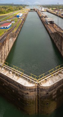 Atlantik Okyanusu 'ndan gelen Gatun Kilitleri' ne maruz kalmışlar. Gatun kilitleri kanalın kuzeyindedir ve iki şerit ve üç kilit odalarından oluşur..