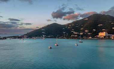 Tortola 'nın başkenti Tortola' nın, Baughers Körfezi 'nin ve çevresindeki muhteşem su renginin gündoğumunda, Britanya Virjin Adaları' ndaki Cruise Ship 'le adaya ulaşırken, çekim tamamlandı.