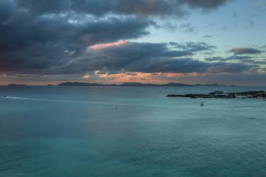 Tortola 'nın başkenti Tortola' nın, Baughers Körfezi 'nin ve çevresindeki muhteşem su renginin gündoğumunda, Britanya Virjin Adaları' ndaki Cruise Ship 'le adaya ulaşırken, çekim tamamlandı.