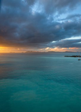 Tortola 'nın başkenti Tortola' nın, Baughers Körfezi 'nin ve çevresindeki muhteşem su renginin gündoğumunda, Britanya Virjin Adaları' ndaki Cruise Ship 'le adaya ulaşırken, çekim tamamlandı.