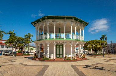 Şehir merkezindeki Puerto Plata Parkı 'nın (Central Park) bir çardakla korunması, Dominik Cumhuriyeti' nin merkezinde yer almaktadır.