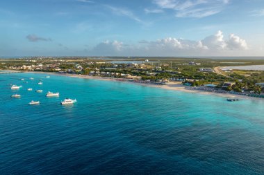 Şafak vakti Grand Turk 'e Gezi Gemisi ile varırken Vali' nin Sahili 'nin muhteşem su renkleri, Turks ve Caicos manzarasıyla teşhir edildi.