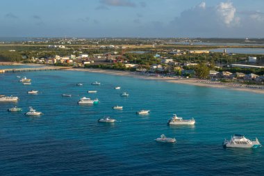 Şafak vakti Grand Turk 'e Gezi Gemisi ile varırken Vali' nin Sahili 'nin muhteşem su renkleri, Turks ve Caicos manzarasıyla teşhir edildi.