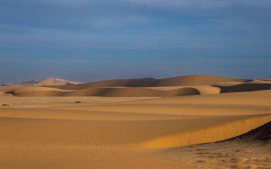 Namibya 'da yapılan Namib Çölü' nün maruziyeti dünyanın en eski çölü olarak kabul edilir ve dünyanın en kurak bölgeleri sis tarafından etkilenen tek kıyı çölleridir.