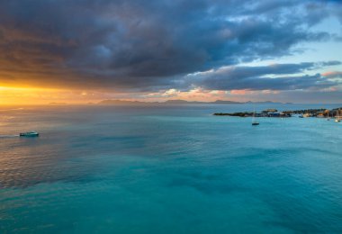 Tortola 'nın başkenti Tortola' nın, Baughers Körfezi 'nin ve çevresindeki muhteşem su renginin gündoğumunda, Britanya Virjin Adaları' ndaki Cruise Ship 'le adaya ulaşırken, çekim tamamlandı.