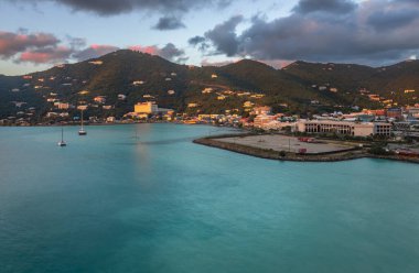 Tortola 'nın başkenti Tortola' nın, Baughers Körfezi 'nin ve çevresindeki muhteşem su renginin gündoğumunda, Britanya Virjin Adaları' ndaki Cruise Ship 'le adaya ulaşırken, çekim tamamlandı.