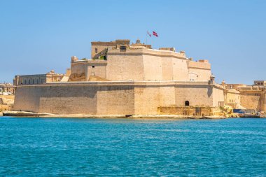 Valletta 'da deniz kıyısında yapılan teşhir, güzel deniz rengini ve tipik yapıyı gösteriyor, Malta.