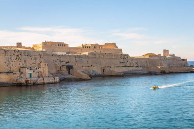 Valletta 'da deniz kıyısında yapılan teşhir, güzel deniz rengini ve tipik yapıyı gösteriyor, Malta.
