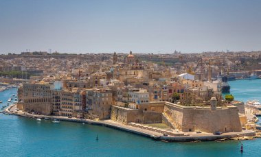 Valletta 'da deniz kıyısında yapılan teşhir, güzel deniz rengini ve tipik yapıyı gösteriyor, Malta.