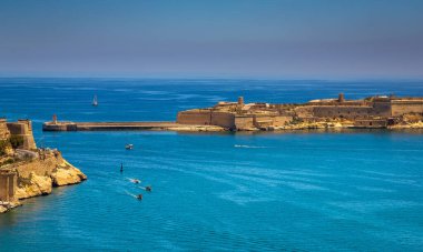 Valletta 'da deniz kıyısında yapılan teşhir, güzel deniz rengini ve tipik yapıyı gösteriyor, Malta.