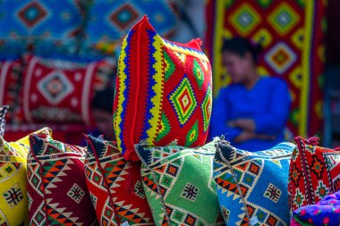 Koyun yününden, deve tüyünden, keçi kılından ve pamuktan yapılan renkli el yapımı kumaşlar geleneksel bir Souk, Doha, Katar... 