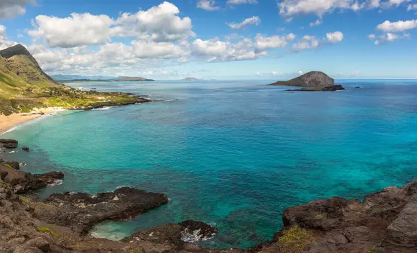Makapu Gözcüleri 'nin Makapuu Sahili, Kaohikaipu Adası ve Manana Adası' ndan güzel bir manzara. 