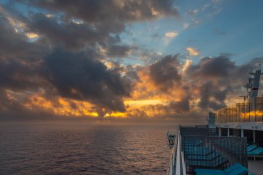 Büyük Türk, Türk ve Caicos 'tan ayrıldıktan sonra Karayip Denizi' ndeki bir gezi gemisinden büyüleyici Sunset View görüntüsü