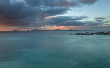 Tortola 'nın başkenti Tortola' nın, Baughers Körfezi 'nin ve çevresindeki muhteşem su renginin gündoğumunda, Britanya Virjin Adaları' ndaki Cruise Ship 'le adaya ulaşırken, çekim tamamlandı.