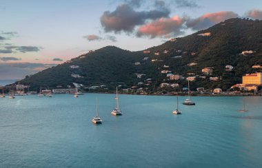 Tortola 'nın başkenti Tortola' nın, Baughers Körfezi 'nin ve çevresindeki muhteşem su renginin gündoğumunda, Britanya Virjin Adaları' ndaki Cruise Ship 'le adaya ulaşırken, çekim tamamlandı.