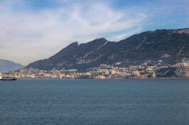 Gezi gemisinden gelirken Cebelitarık Kayası 'nın manzarası