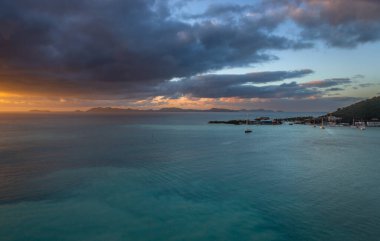 Tortola 'nın başkenti Tortola' nın, Baughers Körfezi 'nin ve çevresindeki muhteşem su renginin gündoğumunda, Britanya Virjin Adaları' ndaki Cruise Ship 'le adaya ulaşırken, çekim tamamlandı.