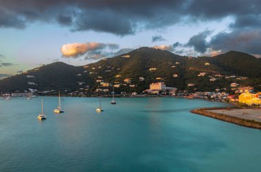 Tortola 'nın başkenti Tortola' nın, Baughers Körfezi 'nin ve çevresindeki muhteşem su renginin gündoğumunda, Britanya Virjin Adaları' ndaki Cruise Ship 'le adaya ulaşırken, çekim tamamlandı.