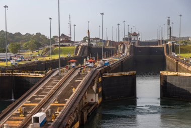 Atlas Okyanusu 'ndan bir yolcu gemisiyle gelirken Gatun Kilitleri' ne maruz kalmış. Gatun kilitleri kanalın kuzeyindedir ve iki şerit ve üç kilit odalarından oluşur..