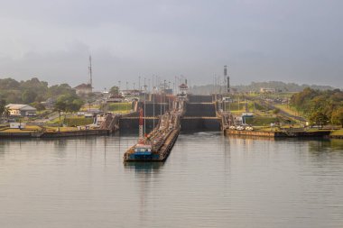 Atlas Okyanusu 'ndan bir yolcu gemisiyle gelirken Gatun Kilitleri' ne maruz kalmış. Gatun kilitleri kanalın kuzeyindedir ve iki şerit ve üç kilit odalarından oluşur..