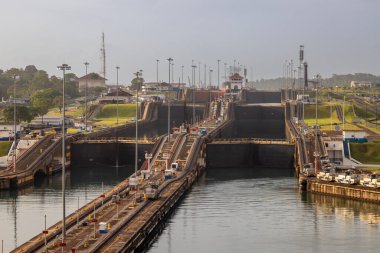 Atlas Okyanusu 'ndan bir yolcu gemisiyle gelirken Gatun Kilitleri' ne maruz kalmış. Gatun kilitleri kanalın kuzeyindedir ve iki şerit ve üç kilit odalarından oluşur..