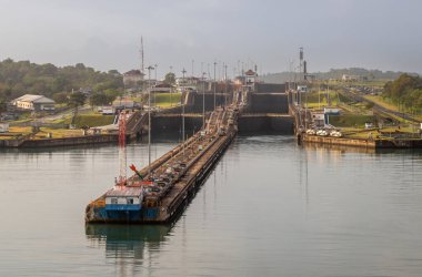 Atlas Okyanusu 'ndan bir yolcu gemisiyle gelirken Gatun Kilitleri' ne maruz kalmış. Gatun kilitleri kanalın kuzeyindedir ve iki şerit ve üç kilit odalarından oluşur..