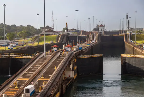 Atlas Okyanusu 'ndan bir yolcu gemisiyle gelirken Gatun Kilitleri' ne maruz kalmış. Gatun kilitleri kanalın kuzeyindedir ve iki şerit ve üç kilit odalarından oluşur..