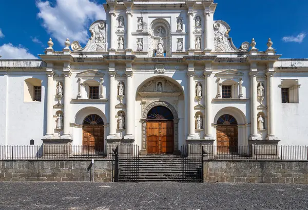 San Jose Cemaati 'nin 1545 tarihli Antigua Guatemala kentinde deprem nedeniyle yeniden inşa edildikten sonra her gün maruz kaldığı olay.