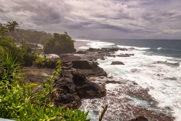 Lotofaga yakınlarındaki adanın güney kıyısında Samoa 'nın inanılmaz kıyı şeridine maruz kalmışlar. Samoa
