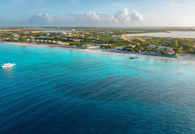 Şafak vakti Grand Turk 'e Gezi Gemisi ile varırken Vali' nin Sahili 'nin muhteşem su renkleri, Turks ve Caicos manzarasıyla teşhir edildi.