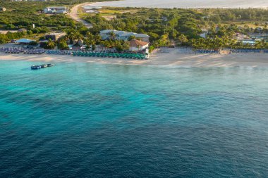 Şafak vakti Grand Turk 'e Gezi Gemisi ile varırken Vali' nin Sahili 'nin muhteşem su renkleri, Turks ve Caicos manzarasıyla teşhir edildi.