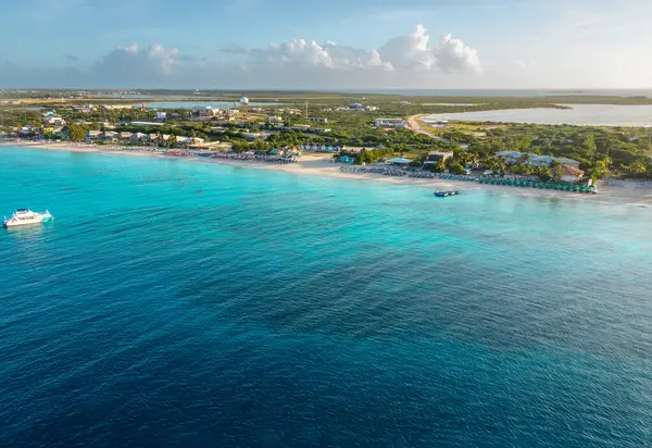 Şafak vakti Grand Turk 'e Gezi Gemisi ile varırken Vali' nin Sahili 'nin muhteşem su renkleri, Turks ve Caicos manzarasıyla teşhir edildi.
